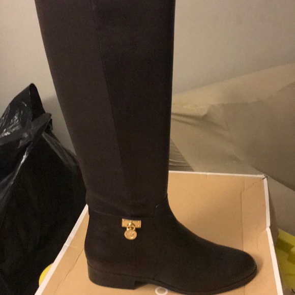 Too small - Picture 1 of 2